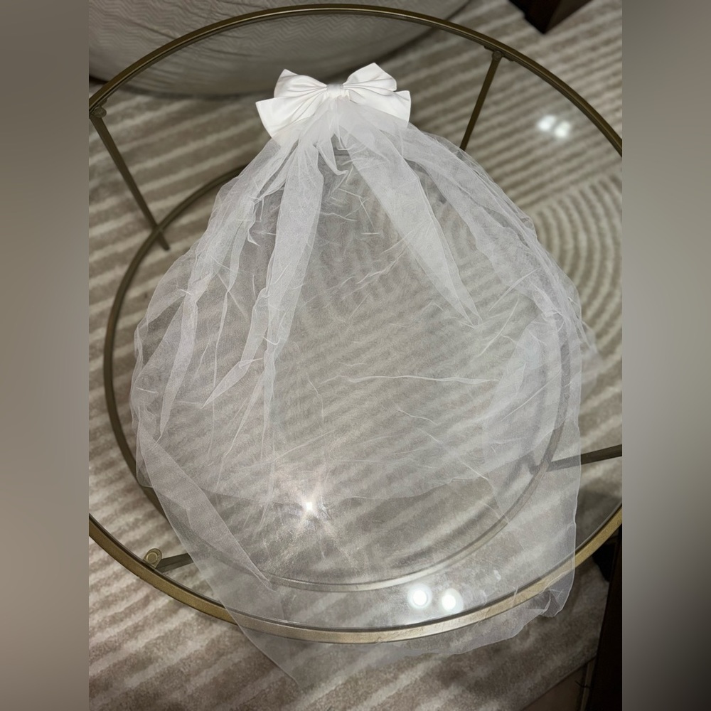 Mini White Bow Wedding Veil.